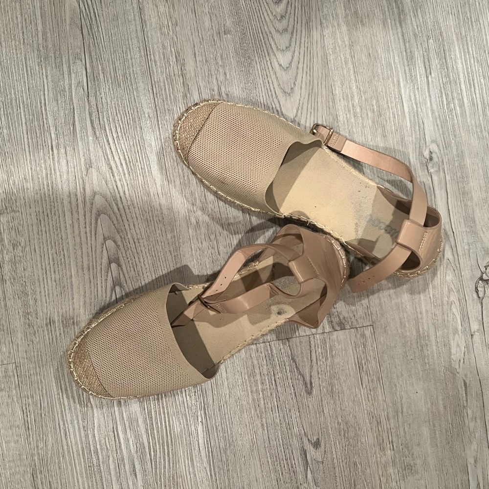 Cuccoo Closed Toe Flats.